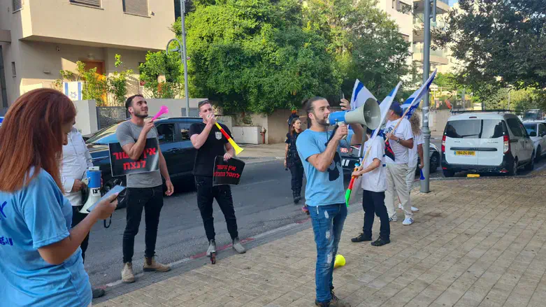 הפגנה מול בית הפרקליטה הצבאית הראשית