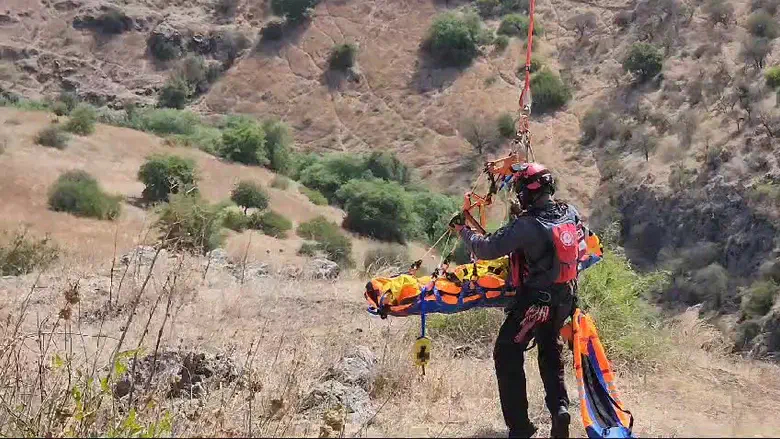 צפו: מטייל נפל ושבר את רגלו, כך הוא חולץ