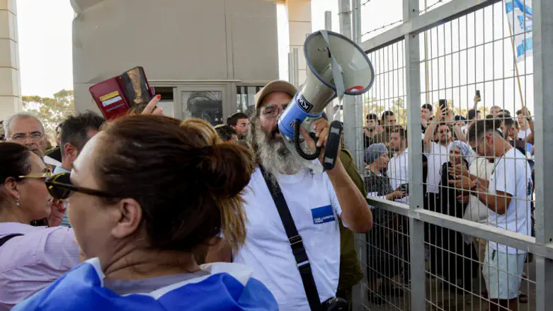 אשתו של אחד החשודים משדה תימן: “פשוט בושה, הילדים שואלים איפה אבא – אין לי תשובות”