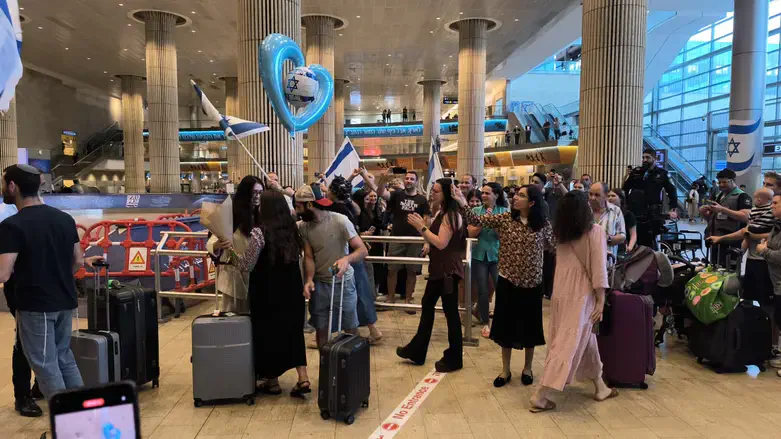 צפו: קבלת הפנים המיוחדת לנועה ארגמני בנתב”ג