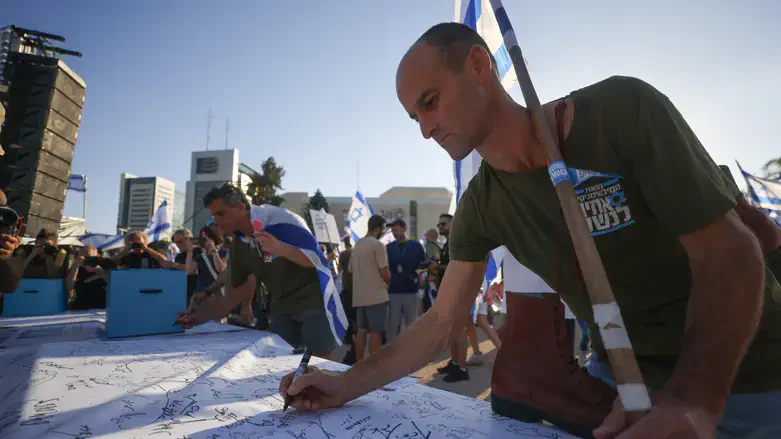 איש ‘אחים לנשק’ בשירות צה”ל?