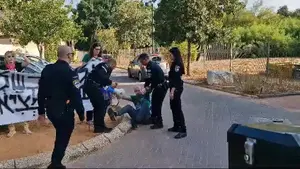 שני פעילי מחאה הפגינו מול ביתו של השר קיש – ועוכבו