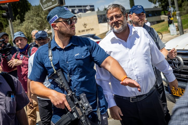 חשד לשוחד במשרד לביטחון לאומי: כך רשת עבריינית סיפקה רישיונות נשק