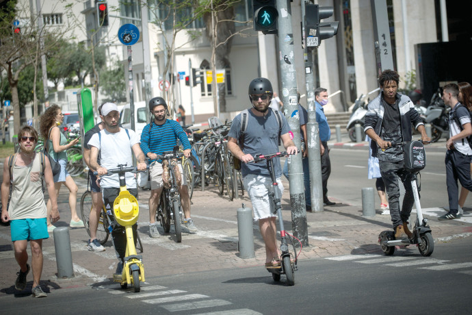 כמה הקנס? כל מה שצריך לדעת על חובת לוחית הרישוי על אופניים וקורקינטים חשמליים