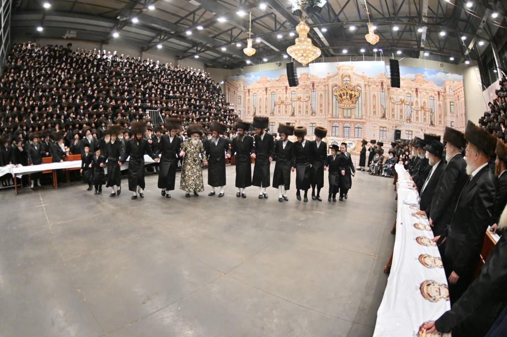 מהשבע ברכות לבחורים, ועד ריקוד ה’מבוגרים’ | שמחת בית ויז’ניץ