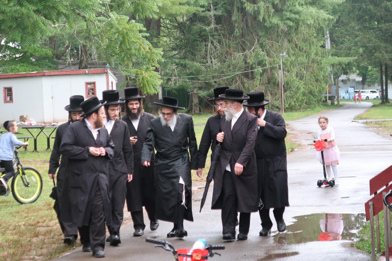 האדמו”ר סייר במחנות הקיץ של החסידות בהרים | תיעוד 