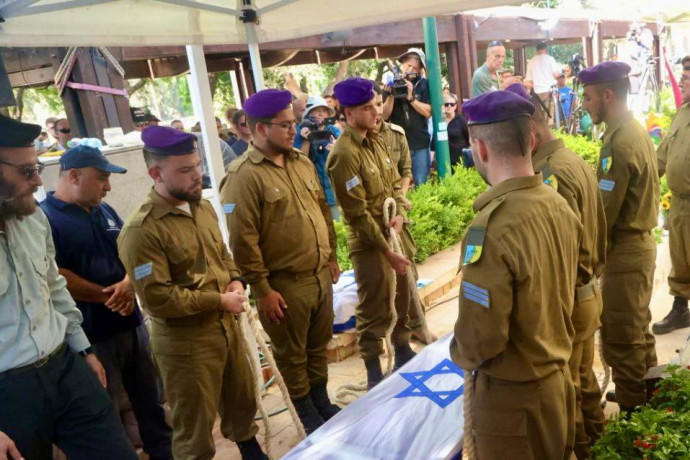 “19 שנים זה מעט מידי”: סמל קיריל ברודסקי, שגופתו הוחזרה, הובא לקבורה