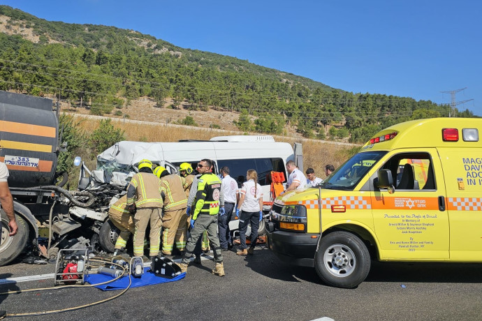 הקטל בכבישים: תאונה קשה בין משאית למיניבוס באזור מחלף העמקים, 14 פצועים פונו לב״יח