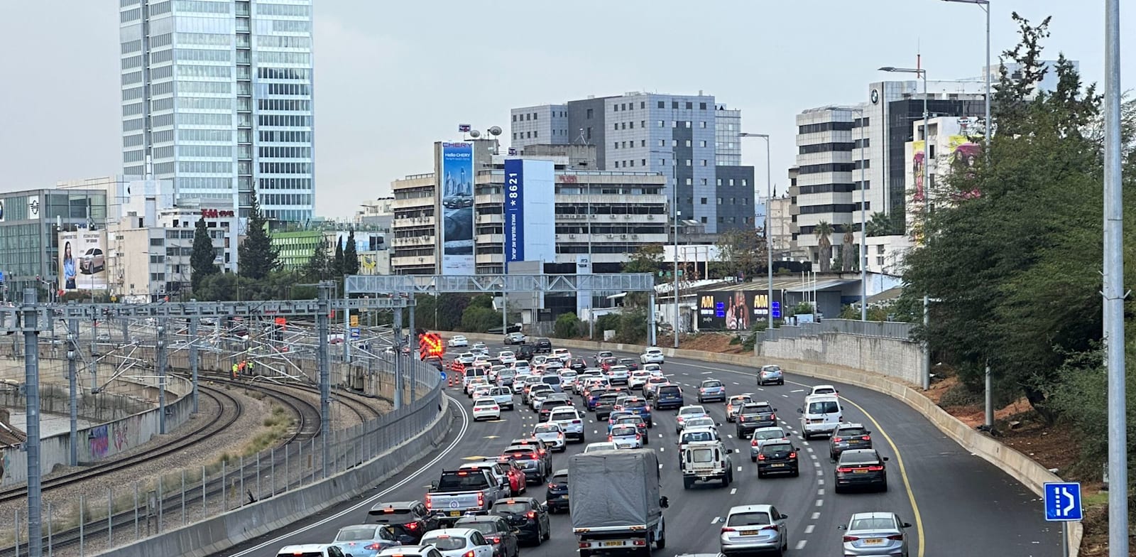 כמה תורמים הפקקים ליוקר המחיה בישראל