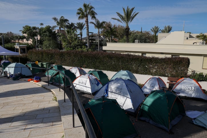 נתניהו ורעייתו דרשו מהמדינה שיפוץ הבית בקיסריה; היועצת המשפטית טענה שאין הצדקה