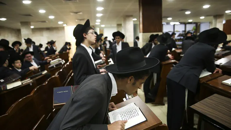 בחור ישיבה ללא כובע וחליפה? “חילול ה”