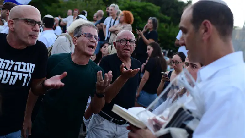 סערה ברשת: “איזו ליברליות, הצלחת למנוע תפילות ברחוב”