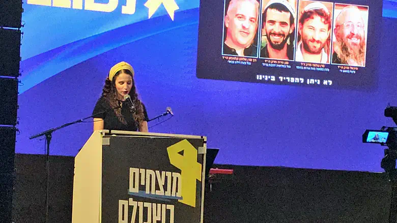 אורית מרק אטינגר בכיכר החטופים: כך נופיע בספרי ההיסטוריה של הנכדים שלנו