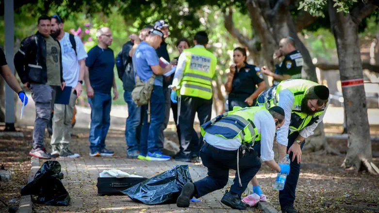 השוטר שחיסל את המחבל בחולון משחזר: “צעק בערבית, רץ לעברי – ויריתי בו”