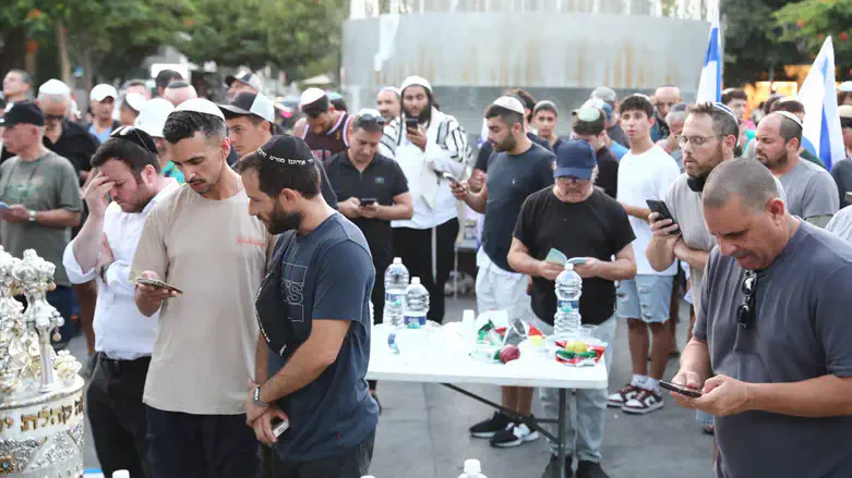 לאחר החלטת העירייה: מאות בתפילת מחאה בכיכר דיזנגוף בת”א