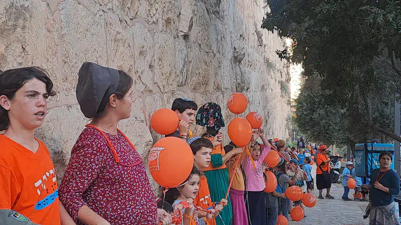 צפו | שרשרת אנושית סביב הר הבית: “הניצחון עובר כאן”