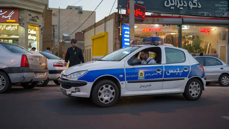 השאלון של ערוץ 7: המספר של השר והאישה שנורתה בגלל כיסוי ראש