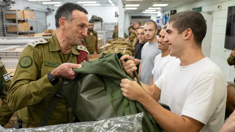 הרמטכ”ל למתגייסי הצנחנים: לא מוכנים שתהיה נוכחות ויכולת של חמאס ברצועת עזה