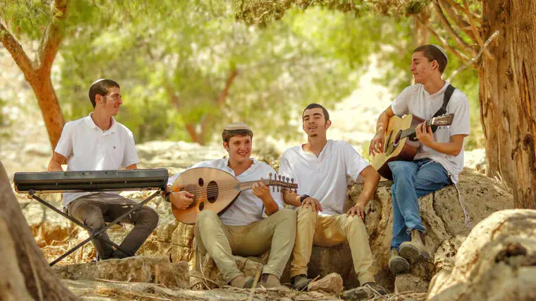 תלמידי ישיבת הזורעים בביצוע ל’רחם בחסדך’