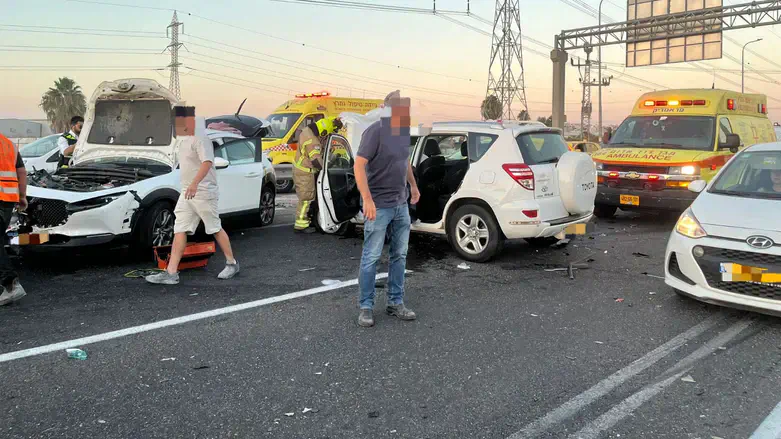 פצוע באורח אנוש בתאונה קשה בכביש 5