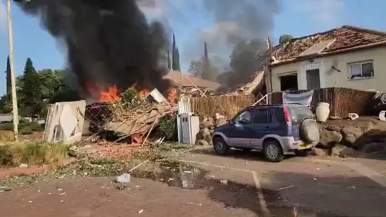 פצוע בינוני מרסיסים במטח הכבד לגולן, בתים עולים באש בקצרין