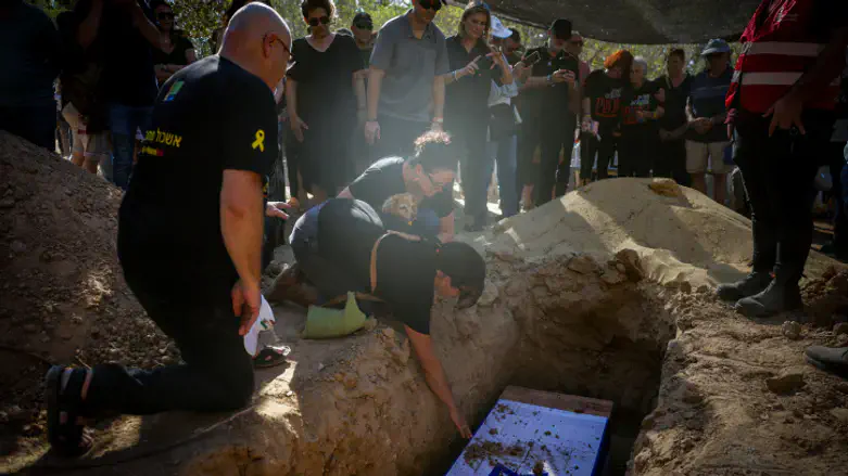 רימון קירשט ספדה לבעלה שגופתו חולצה מהשבי: “תודה שהצלת אותי, אני אוהבת אותך”