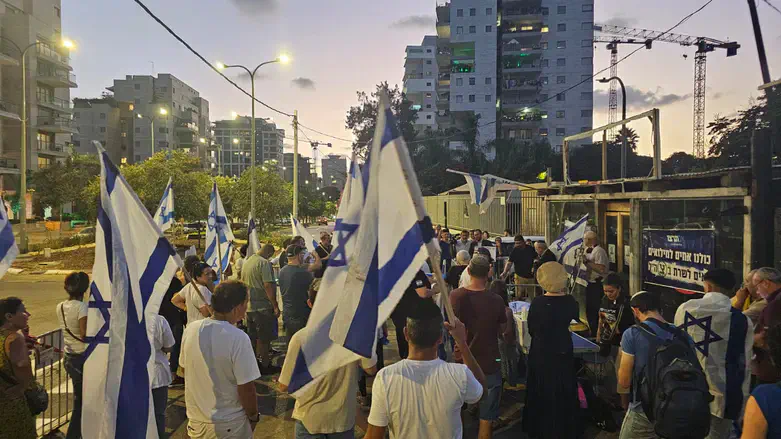 הפגנה מול בית הפצ”רית: שכחו מי כאן הרוצחים ומי אלו שנלחמים