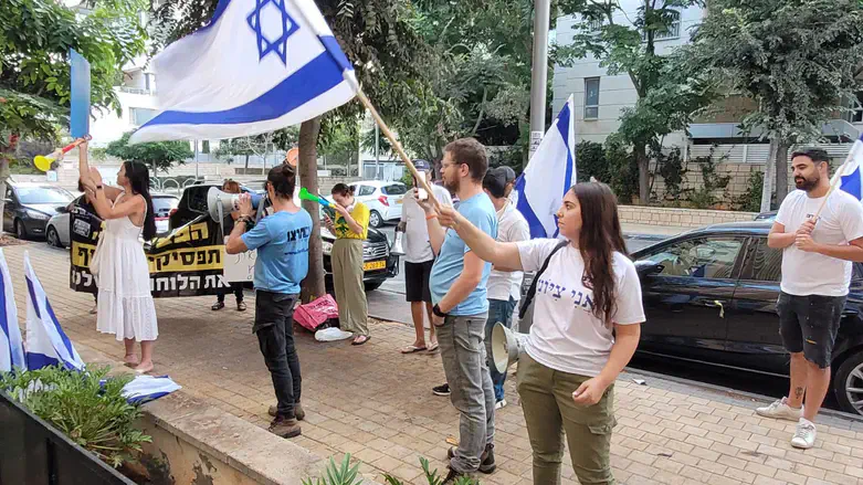 פעילי אם תרצו במשמרת מחאה מול בית הפצ”רית: “די לרדיפת הלוחמים”