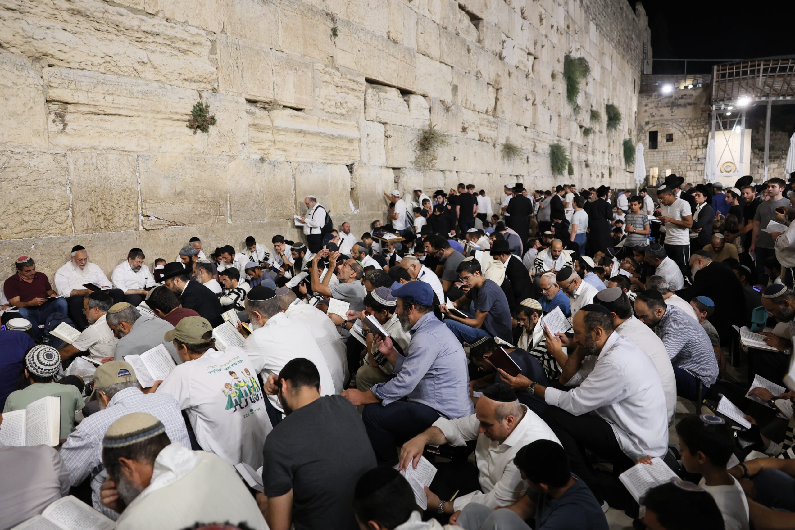 תיעוד ראשון: פוליטיקאים ועמך בית ישראל מתאבלים בכותל