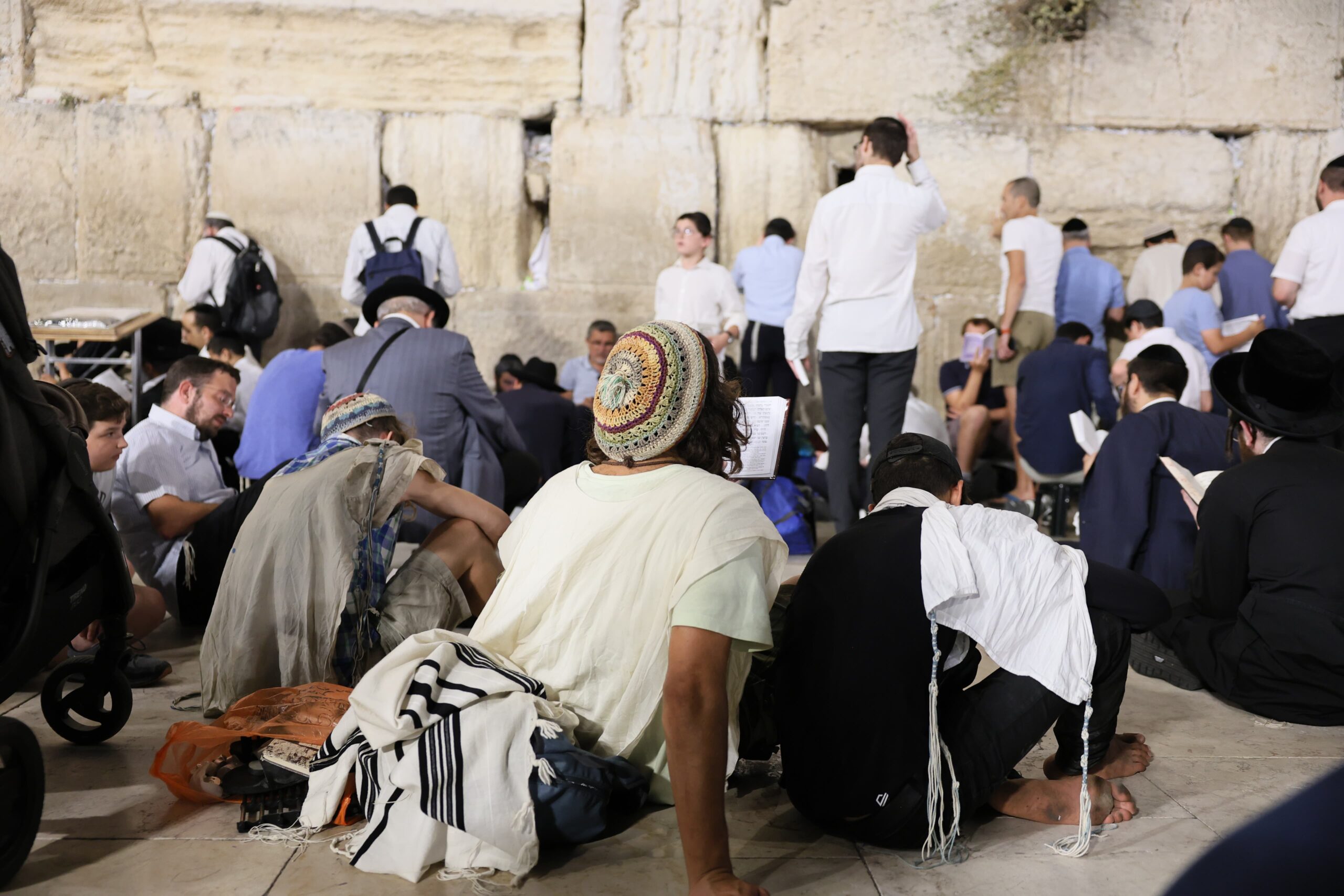 מרגש: הזמר שהחליט לצום לראשונה בתשעה באב