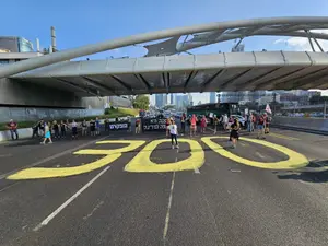 ביום ה-300 למלחמה: משפחות החטופים מפגינות בתל אביב, איילון דרום נחסם לתנועה