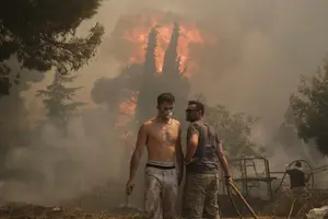 שריפות ענק באזור אתונה, תושבים נמלטו מבתיהם: “המצב קשה ביותר”