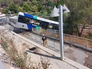 תאונה חריגה בירושלים: רכב סטה מהכביש וכמעט נחת על מכונית אחרת | צפו בתיעוד