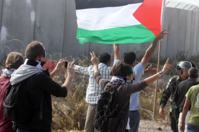 חברת התעופה: “לא נאסור על דיילים לענוד סיכה של הדגל הפלסטיני”