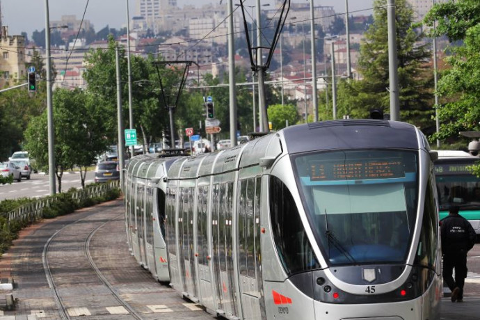 חשד: “ניצל” את נסיעותיו ברכבת הקלה לשם ביצוע מעשים מגונים בצעירות