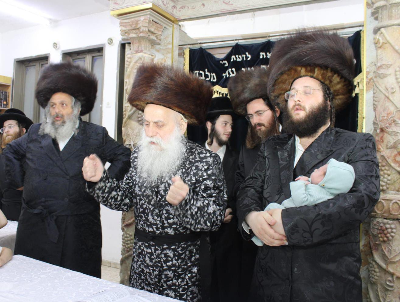 האדמו”רים מבוטשאן נפגשו בברית מילה בבני ברק