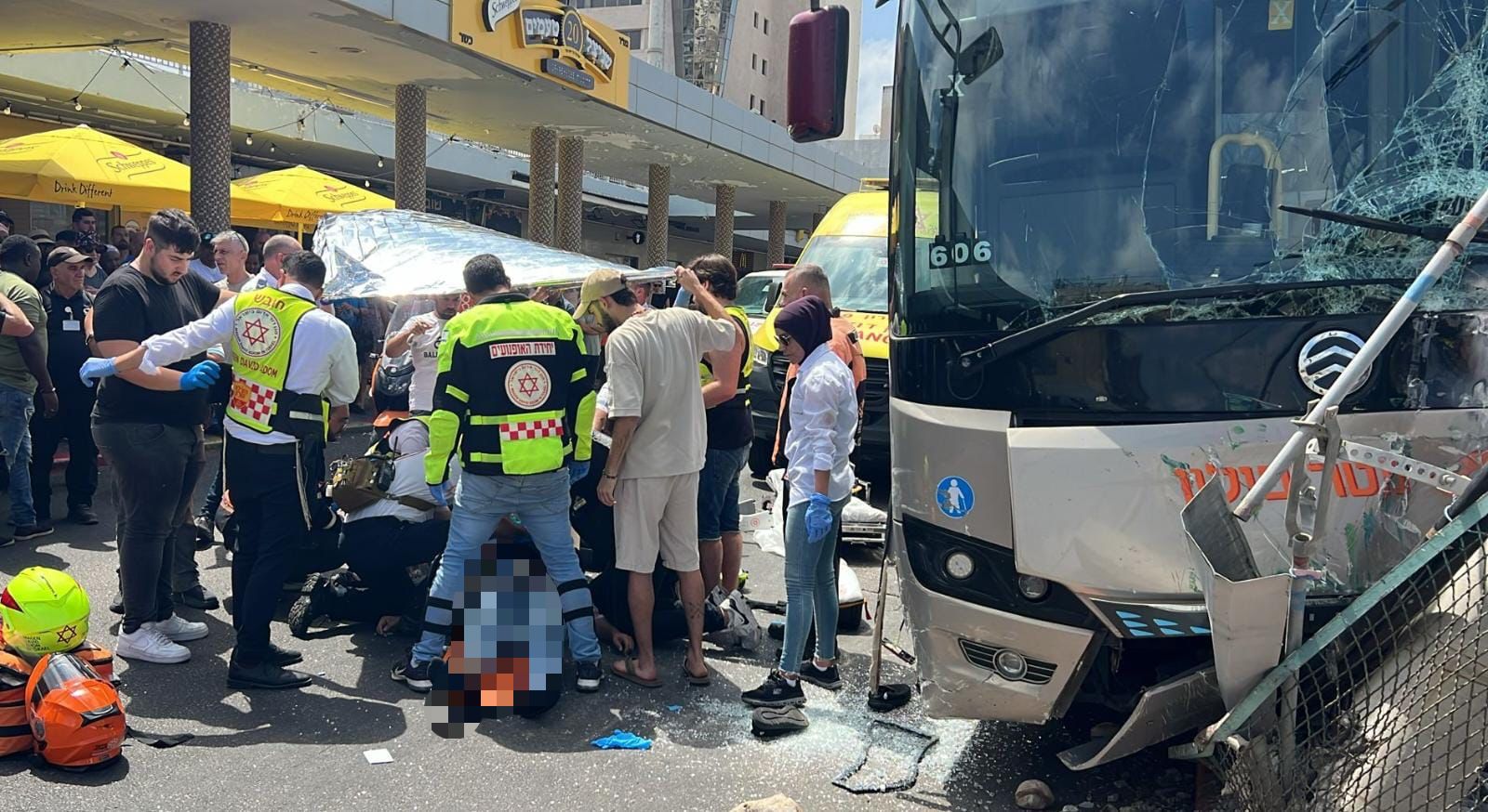 התמוטט במהלך נסיעה ונכנס בעמוד חשמל: נהג האוטובוס עבר החייאה