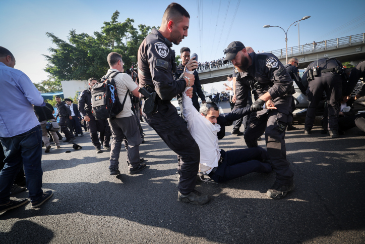 ה’רצ”פניקים’ חסמו את הכניסה לבני ברק; שוטרים פינו בכוח