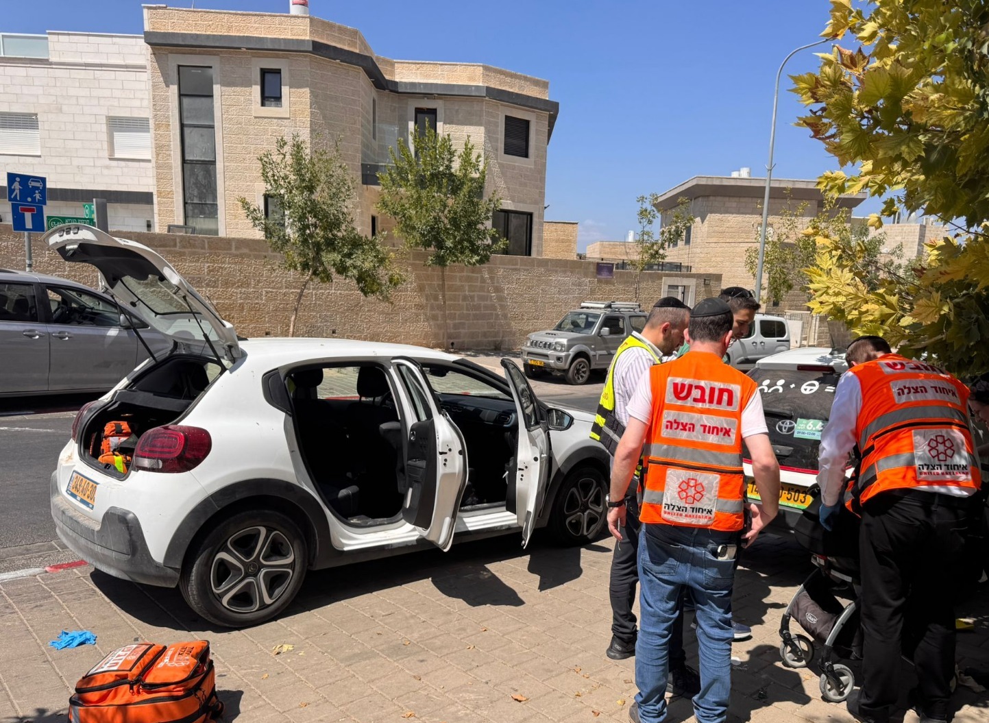 דלת המעלית מחצה את יד התינוק בבית שמש; פונה צבית חולים