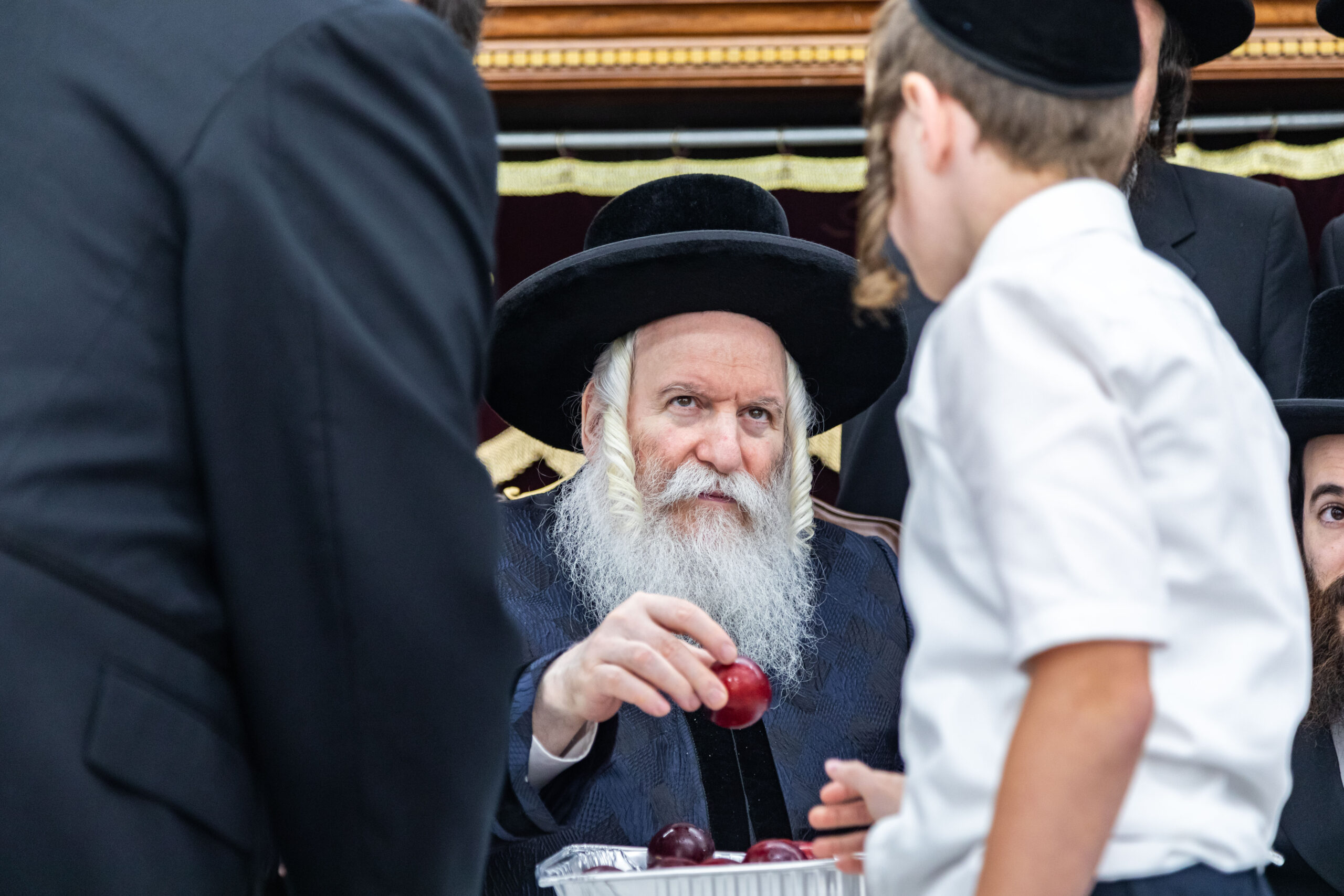 האדמו”ר חילק פירות לכלל פרחי חסידיו בקעמפ 