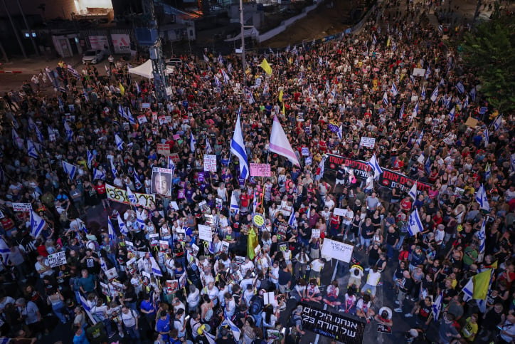 בהפגנה בתל אביב: אחותו של החטוף נפגעה מפגיעת פרש משטרתי ופונתה לבית חולים