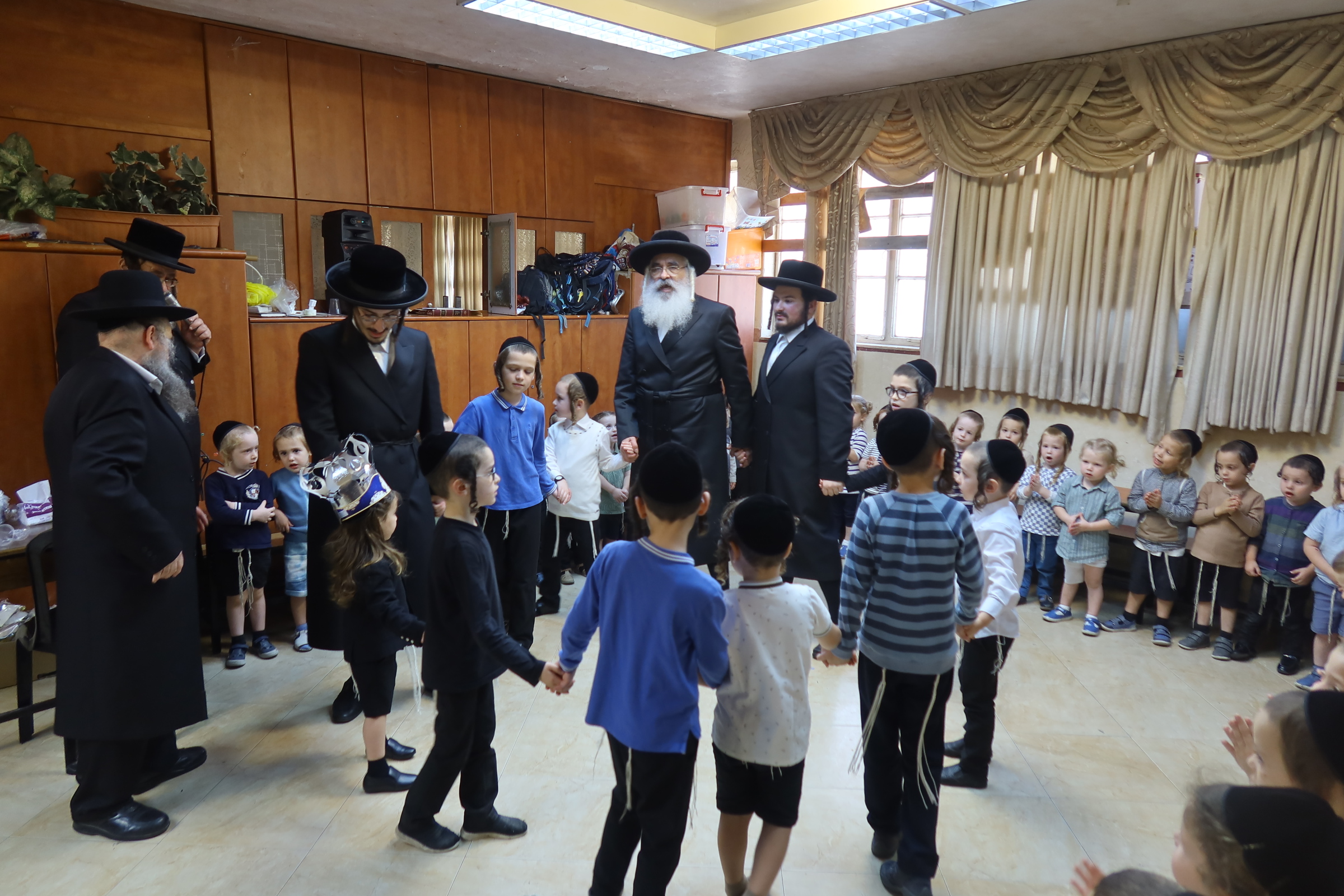 כשהאדמו”ר יצא בריקוד עם הילדים | צפו בתיעוד