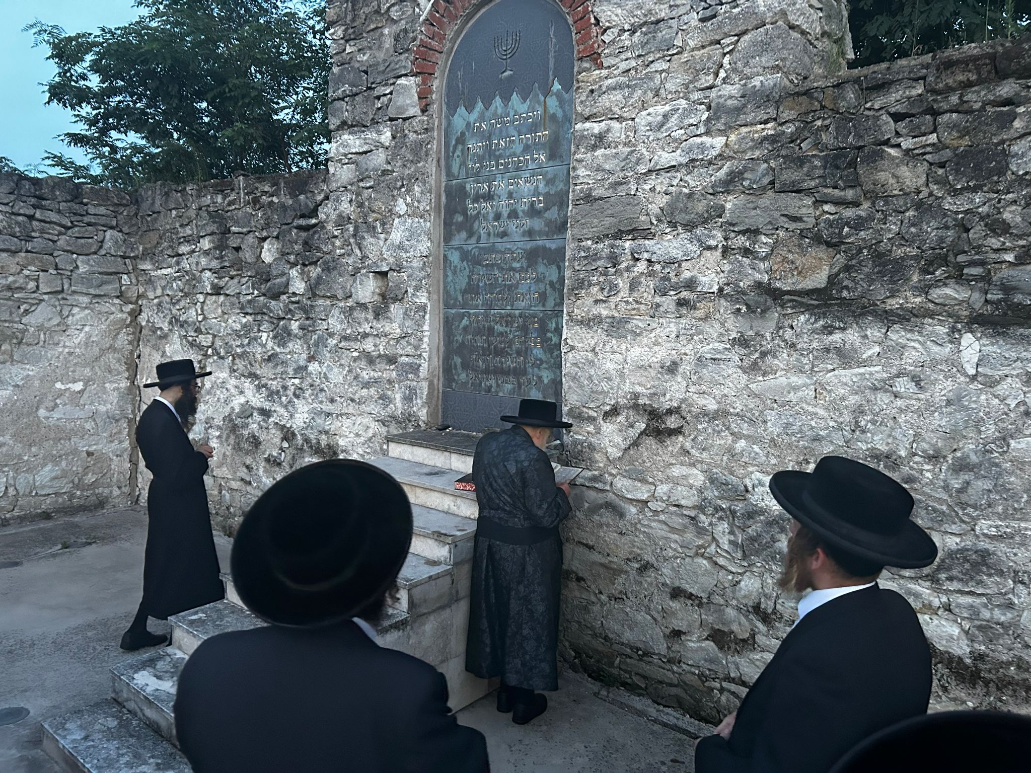 למה סתם האדמו”ר את אוזניו באמצע תפילת שמונה עשרה?