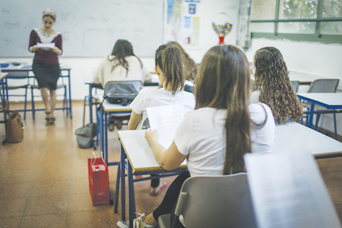 אחרי סימני השאלה, רן ארז קבע: “שנת הלימודים תושבת בחטיבות העליונות”