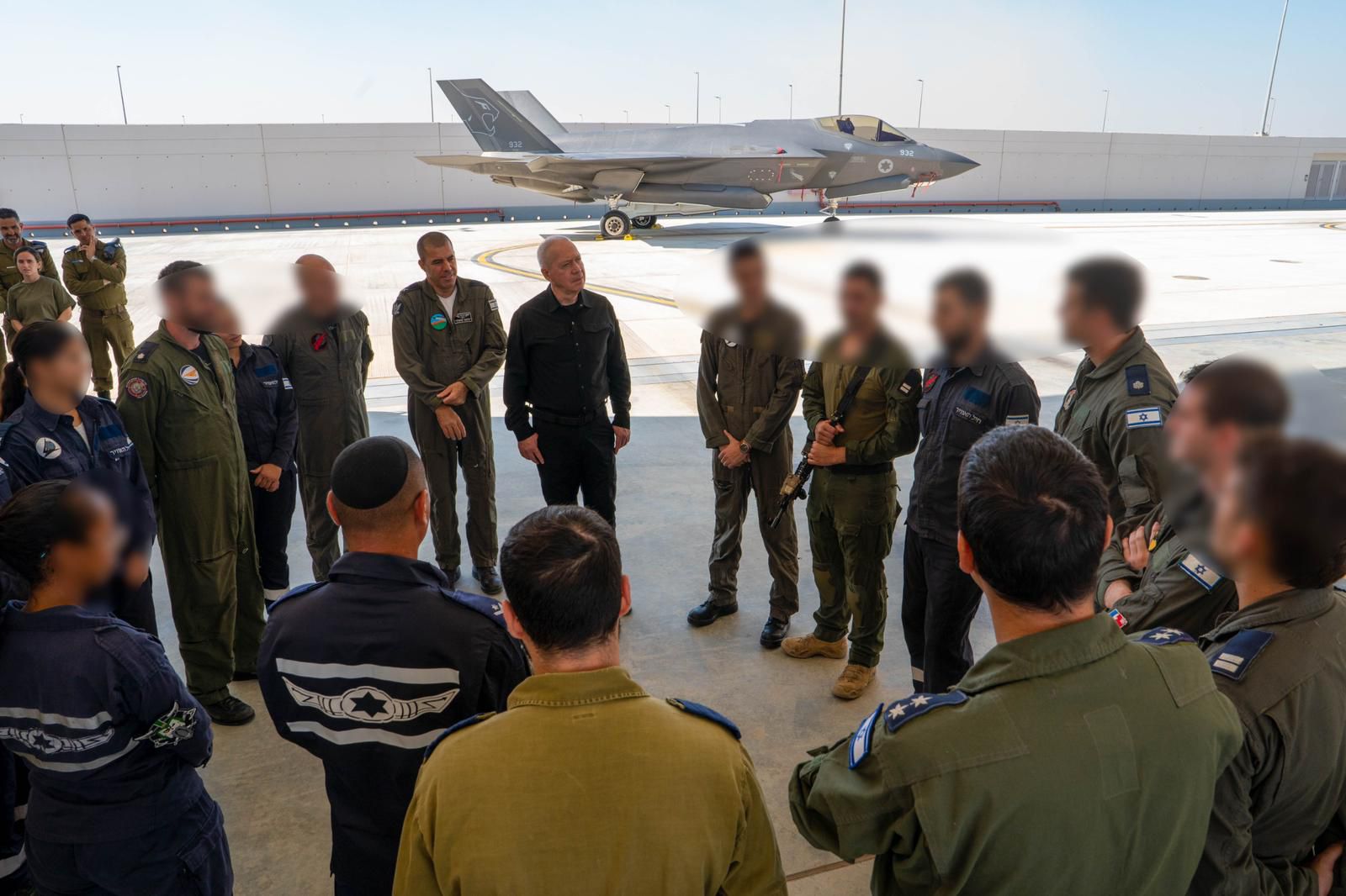 שר הביטחון גלנט לטייסי הקרב בנבטים: ״אנחנו בימים של הזדמנויות וסיכונים”    