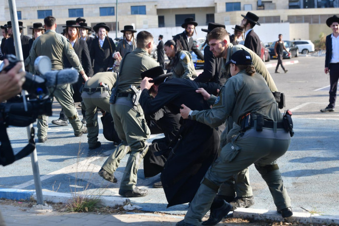 קללות, בקבוקים וגללי סוסים: עיתונאית הותקפה במחאה נגד גיוס