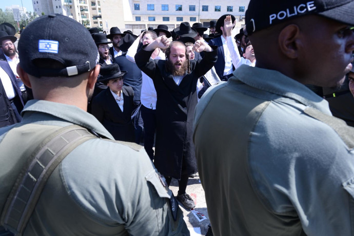 מהומות החרדים מול הבקו”ם נמשכות: “שחמאס יהרוג אותי ולא אהיה חילוני”