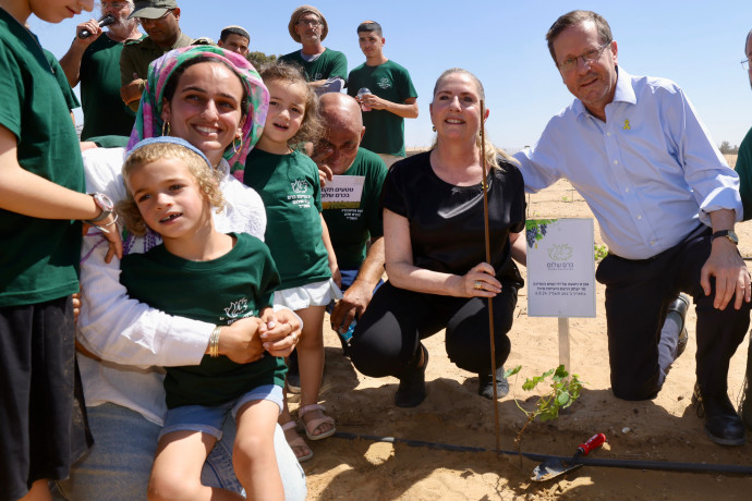 נוטעים תקווה בכרם שלום: טקס נטיעת כרם התקיים בקיבוץ