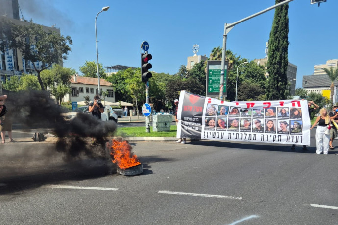 צמיגים בוערים ליד הקריה: מחאה נגד אהרון חליווה – “לא נשחרר אותך לעולם”