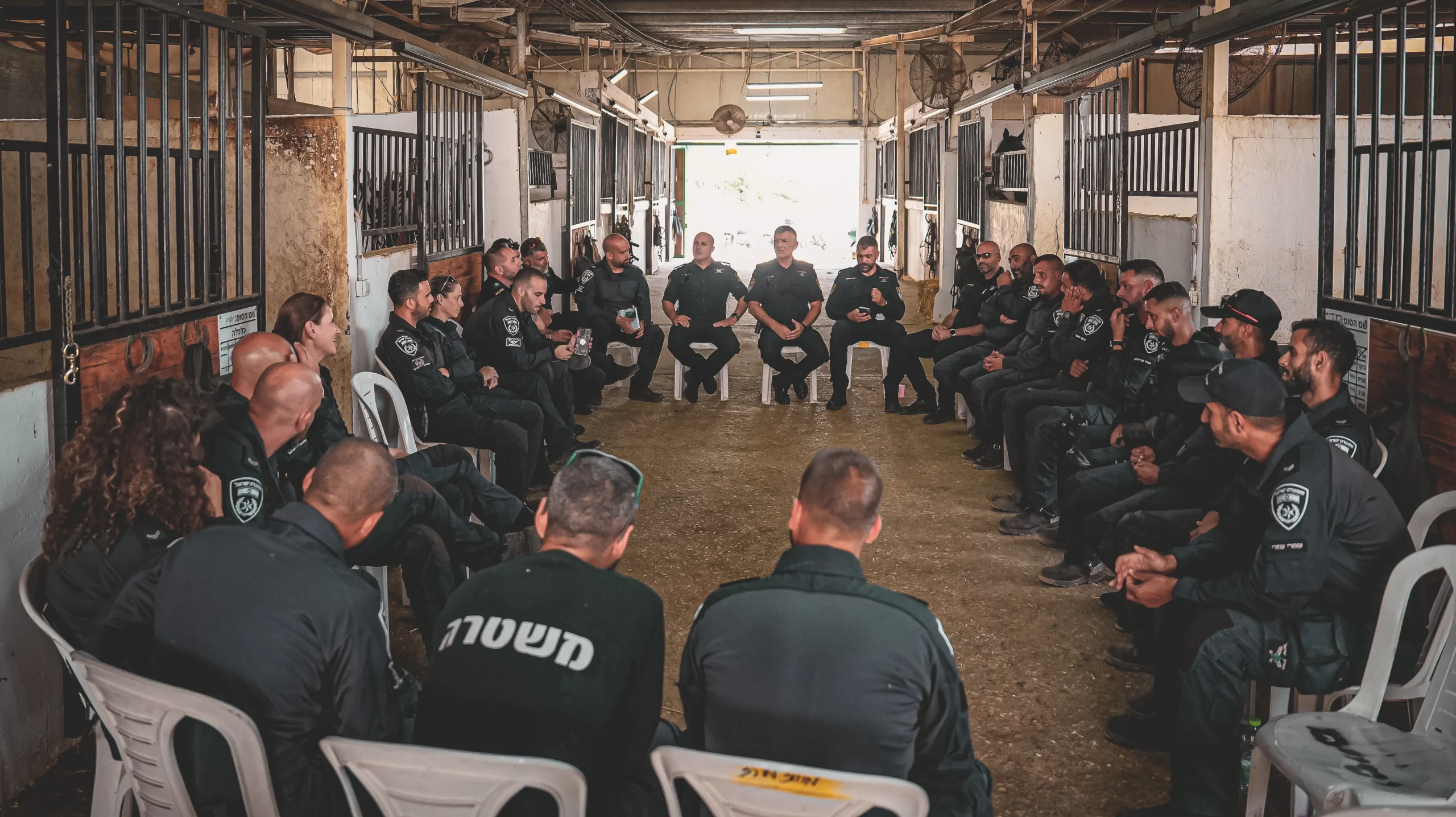 מול ההפגנות להפלת הממשלה ונגד גיוס חרדים – מפקד המחוז הגיע לחזק את יחידת הפרשים